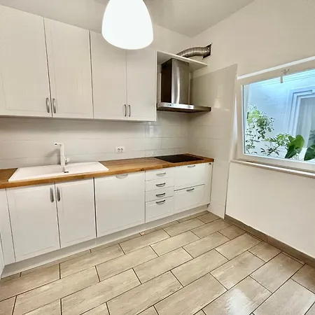 ホームステイ Light & Modern 3br ガラチコ